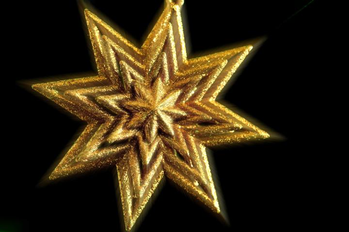 a golden christmas tree top ornament with slap zoom effect